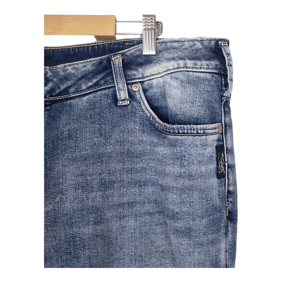 Silver Jeans Suki Mid Rise Capri - Picture 4 of 8